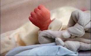 Une nourrice, âgée de 22 ans et résidant à Argenteuil (Val-d'Oise), a été mise en examen et écrouée samedi soir après le décès d'une petite fille de quatorze mois dont elle avait la garde, a-t-on appris dimanche de source policière.