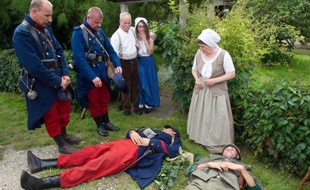 Des acteurs jouent le lieutenant allemand Mayer (droite) et le caporal français Peugeot (au centre), gisant au sol, lors d'un hommage à Joncherey le 2 août 2014
