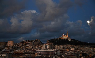 Vue générale de Marseille, avec la basilique Notre-Dame de La Garde en fond, le 30 avril 2018
