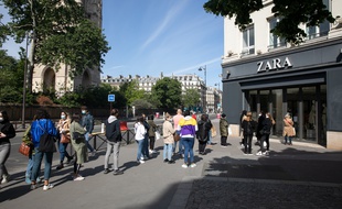 Les clients étaient nombreux à faire la queue devant certains grands magasins ce lundi 11 mai