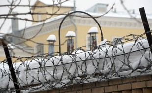 Un lanceur d'alerte dénonce vidéos à l'appui, des tortures sur des détenus dans les prisons russes.