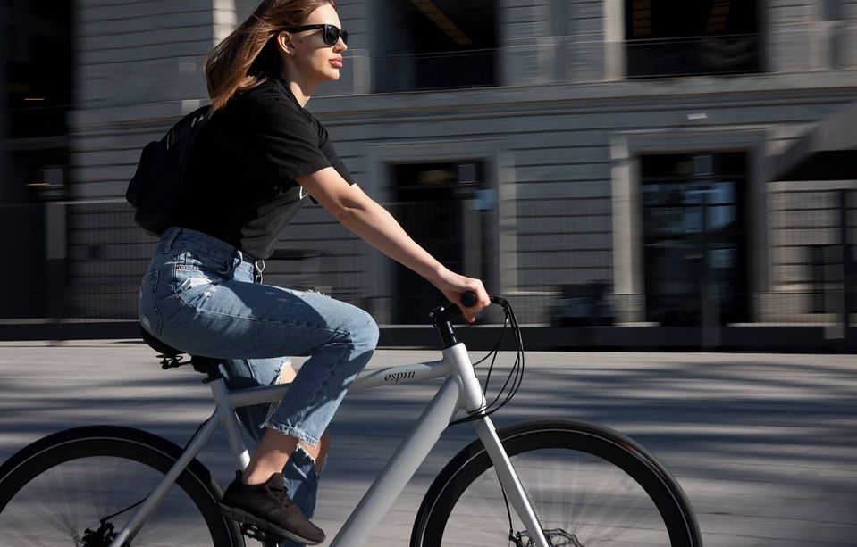 Femme sur un cheap velo