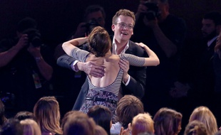 John Green dans les bras de l'actrice Shailene Woodley pour la remise du prix du film de l'année attribué à Nos Etoiles contraires aux MTV Awards 2015.