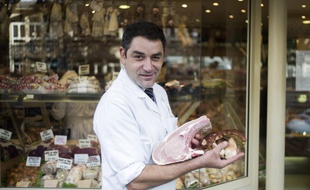 Hugo Desnoyer, qui est considéré par certains critiques gastronomiques comme le meilleur boucher de France.