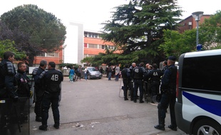 Le 10 mai 2017, lors de l'évacuation du squat des Arènes, à Toulouse.