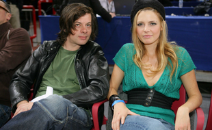 Benjamin Biolay et Elodie Frégé, spectateurs d'un match de basket à Bercy, en octobre 2006.