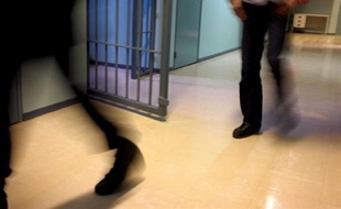 Le procès de deux hommes accusés de meurtre avec actes de torture ou de barbarie commis sur un compagnon de cellule de la maison d'arrêt Charles III de Nancy en 2004 s'est ouvert vendredi aux assises de Meurthe-et-Moselle.