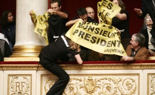 Des militants de Greenpeace France ont envahi l'Assemblée nationale le 2 décembre 2009.