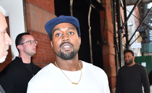 Le rappeur Kanye West quitte son hôtel de New York.