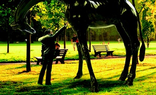Le sculpteur Damien Colcombet souhaite créer des statues monumentales de girafes pour le zoo de Lyon.