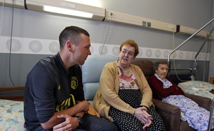 Bailleul, le 24 juin 2013. De jeunes volontaires d'Unicite sont venus tous les lundi pendant 9 mois tenir compagnie aux pensionnaires de l'Etablissement Hospitalier pour Personnes Agees Dependantes (EHPAD). Ici Christopher et Marie-Therese.
