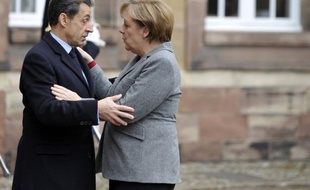 Nicolas Sarkozy s'est entretenu mardi au téléphone avec la chancelière allemande Angela Merkel et consultera mercredi le Premier ministre néerlandais Mark Rutte dans la perspective du Conseil européen de la semaine prochaine, a-t-on appris auprès de l'Elysée.