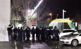 Des affrontements entre ultras stéphanois et forces de l'ordre ont eu lieu autour du stade Geoffroy-Guichard vendredi soir après ASSE-Monaco (0-4).