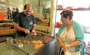 Abdelaziz, le patron des Délices du Languedoc, rue du Faubourg du Courreau, tient l'une des pâtisseries orientales les plus réputées de Montpellier. Hier, pour la fin du Ramadan, il a préparé avec un collègue 260 kg de gâteaux.