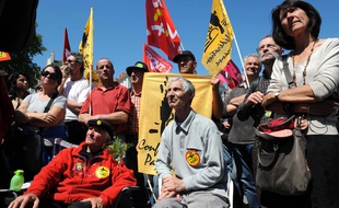 Robert Chiron, assis au centre , lors de la greve de la fai contre le projet d'aeroport de Notre-Dame-des-Landes en mai 2012