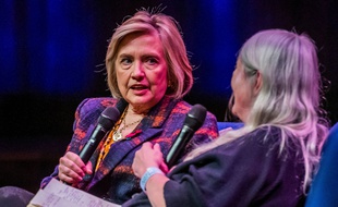 Hillary Clinton est à Londres pour la promotion de son dernier livre, le 10 novembre 2019.