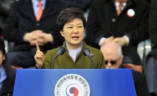 La nouvelle présidente de la Corée du Sud, Park Geun-Hye, première femme à ce poste, a averti lundi qu'elle ne tolèrerait pas la moindre provocation du Nord, tout en promettant de conduire avec son voisin et frère ennemi la politique des petits pas, comme annoncé pendant la campagne.