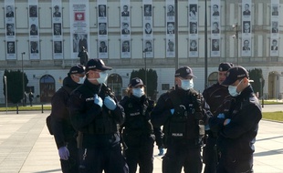 Des policiers polonais à Varsovie, le 10 avril 2020.