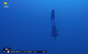 Arnaud Jerald en train de descendre à 101 mètres sous l'eau.