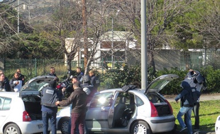 Marseille le 09 FEVRIER 2015. Les forces de l'ordre investissent la cité de la Castellane après des tirs d'armes automatiques dans la matinée.