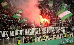 Des fumigènes lors de la rencontre entre l'AS Saint-Etienne et le Paris Saint-Germain, le 15 décembre 2019.