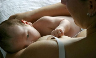 L'allaitement maternel d'un bébé.