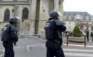 Des policiers patrouillent le 26 avril 2015 à proximité de l'église Saint-Cyr et Sainte-Juliette à Villejuif, cible d'un attenat déjoué