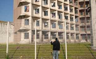 Construite en 1988, la maison d'arrêt de l'Elsau, compte des cellules d'une place (au départ) occupées par deux détenus avec parfois des matelas par terre. Illustration