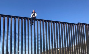Un élu mexicain a escaladé une barrière pour montrer que le mur de Trump serait facile à escalader