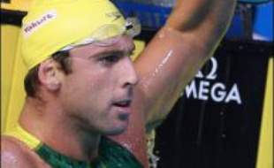 Décevant depuis le début de la compétition, l'Australien Grant Hackett (14:59.24) s'est qualifié pour la finale du 1500 m nage libre mais n'a pas vraiment convaincu, lors de la septième et avant dernière journée des épreuves de natation course samedi à Melbourne.