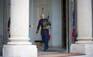 Un huissier ferme la porte de l'Élysée après le dernier conseil des ministres du gouvernement Fillon le 9 mai 2012.