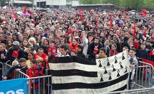 Malgré la pluie, des dizaines de milliers de supporters ont accueilli et ovationné les joueurs rennais, ce dimanche, à leur arrivée sur l'esplanade Charles de Gaulle.