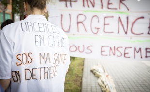 Manifestation du personnel des urgences des hopitaux (medecins, infirmières, aide-soignants) devant l'agence régionale de sante (ARS), à Paris, en juin.
