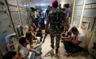 Des militants occupent le ministère de l'Environnement demandant la démission du ministre Mohammad Machnouk, le 1er septembre 2015 à Beyrouth