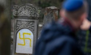 Des inscriptions nazies ont été apposées dans un cimetière en Alsace, à Quatzenheim, le 19 février 2019.