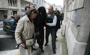 Le principal suspect dans la mort d'Alexandre Junca, un homme de 27 ans (centre), accompagné par son avocate Carine Magne (à gauche) arrive, le 7 avril 2013, au palais de justice de Pau (Pyrénées-Atlantiques).