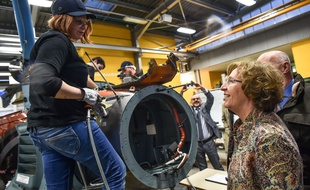 La ministre du travail Muriel Pénicaud (à droite) en visite à l'aerocampus de Latresne (Nouvelle-Aquitaine) en décembre 2017.