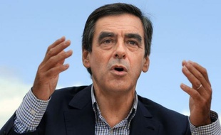 L'ancien Premier ministre François Fillon a estimé que les emplois d'avenir, présentés mercredi en Conseil des ministres, ne représentaient "ni" un "véritable emploi", "ni" un "véritable avenir", en regrettant que "la France multiplie les contrats aidés depuis 30 ans".