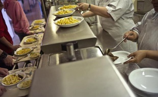 Une cantine dans un collège de Saône-et-Loire, en 2011