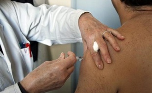 Réfutant l'idée que les virus puissent être "endormis" par le froid, le Directeur général de la Santé Didier Houssin a notamment souligné qu'il était encore temps de se faire vacciner contre la grippe. Un geste "très important" pour les personnes âgées et les personnels de santé.