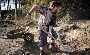 Un militant prépare le terrain sur le site du barrage contesté de Sivens (Tarn) pour y construire une cabane, le 6 novembre 2014