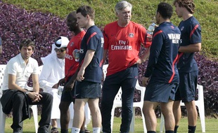 Carlo Ancelotti discute avec Diego Lugano et Ceara (de dos) pendant que Leonardo et Nasser Al Khelaifi observent Claude Makelele et Kevin Gameiro (au premier plan) lors du premier entrainement du PSG à l'académie de Doha, lundi 2 janvier 2012.