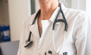 Image d'illustration d'une médecin.