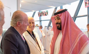 La photo de Juan Carlos avec le prince héritier saoudien Mohammed ben Salmane a été reprise par de nombreux journaux espagnols.