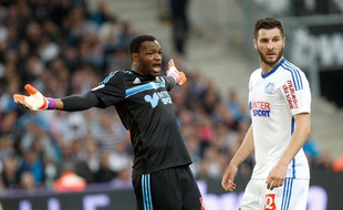 Steve Mandanda et André-Pierre Gignac lors du match entre l'OM et Lorient le 24 avril 2015.