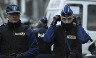 Des policiers à Verviers en Belgique lors du démantèlement d'une cellule terroriste le 16 janvier 2015