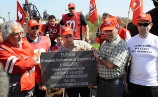 Une vingtaine de représentants syndicaux Force ouvrière d'ArcelorMittal ont déposé mercredi sur le site sidérurgique de Florange, où les hauts-fourneaux ont commencé à être éteints, une stèle en mémoire des "promesses non tenues" et de la "trahison" du président François Hollande.