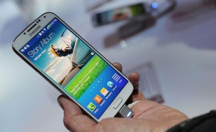 Le groupe sud-coréen Samsung a annoncé jeudi le lancement fin avril d'un nouveau smartphone haut-de-gamme, le Galaxy S4, pariant sur des fonctions originales comme la reconnaissance des gestes ou des mouvements oculaires pour renforcer la pression sur l'iPhone du rival Apple.