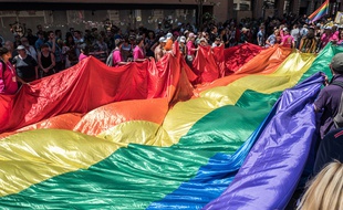 Le raimbow flag, lors de la marche des fiertés à Toulouse en 2019.