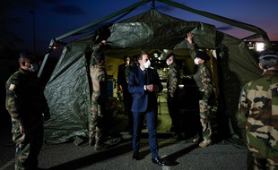 Emmanuel Macron à l'hôpital militaire de campagne déployé à Mulhouse, mercredi.